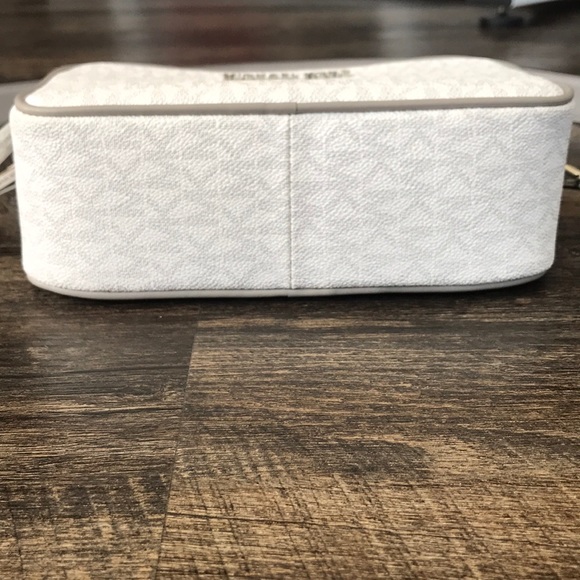 Michael Kors Crossbody purse. Like new condition - Picture 2 of 8
